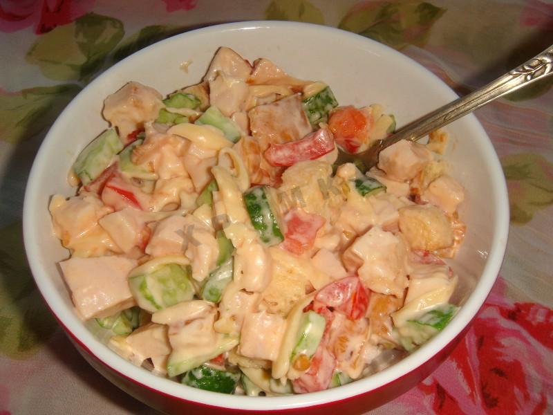 Шаг 10 приготовления Салат Малибу с копченой курицей
