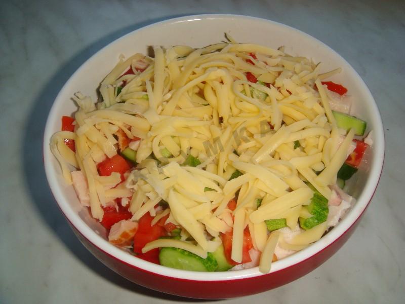 Шаг 8 приготовления Салат Малибу с копченой курицей