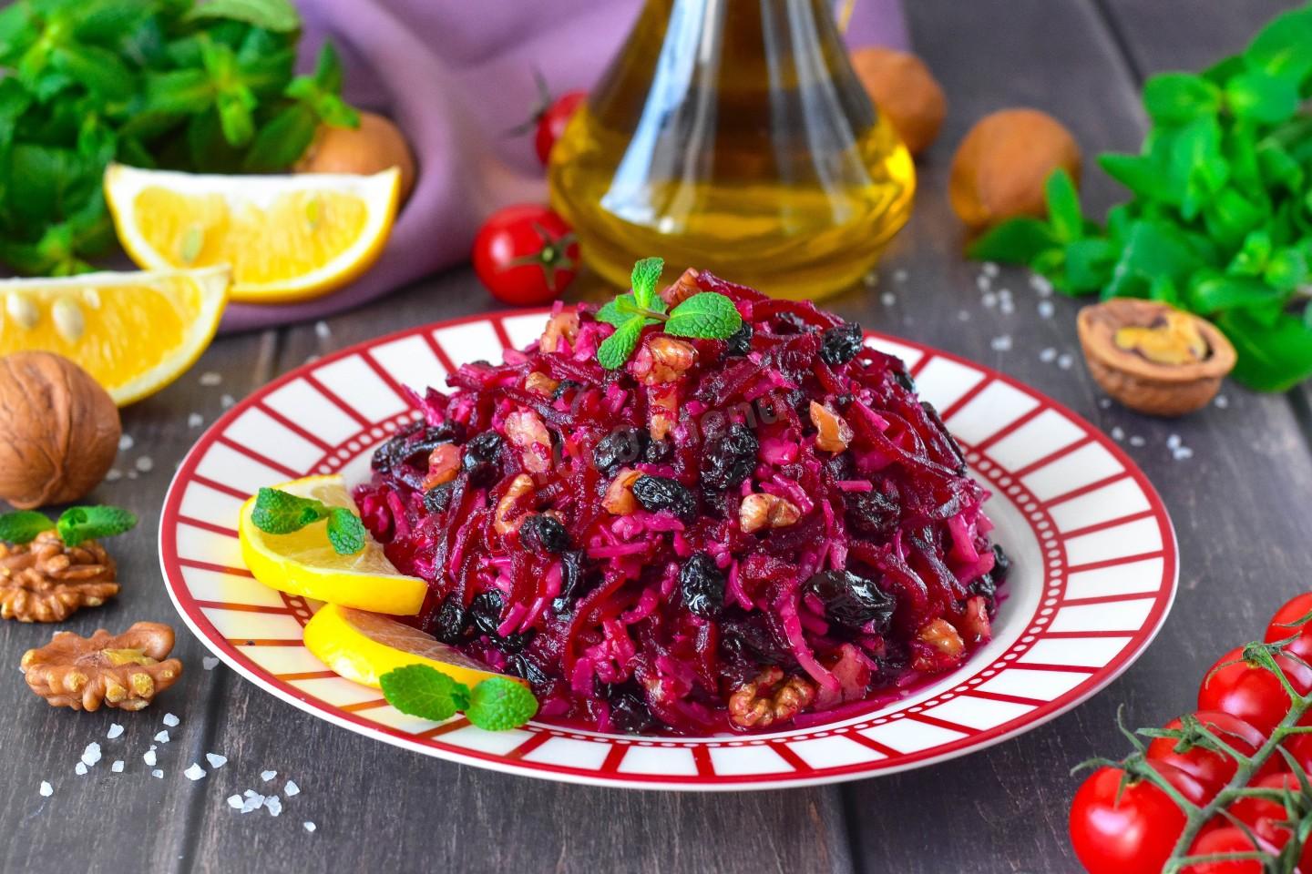 Шаг 10 приготовления Салат с изюмом грецкими орехами и свеклой