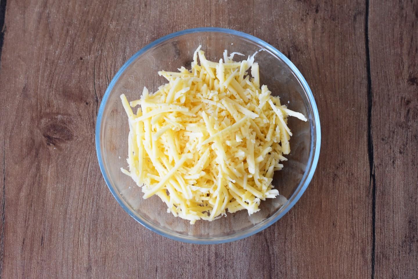 Шаг 3 приготовления Салат с изюмом грецкими орехами и свеклой