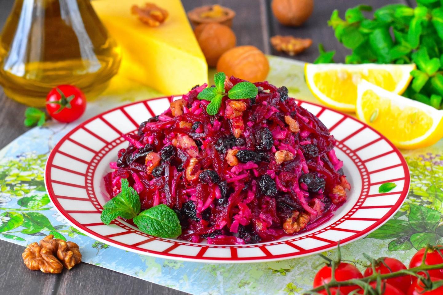 Обложка рецепта Салат с изюмом грецкими орехами и свеклой
