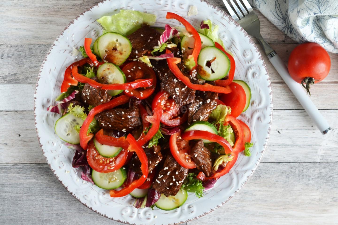 Шаг 10 приготовления Салат с жареной говядиной с кунжутом и перцем