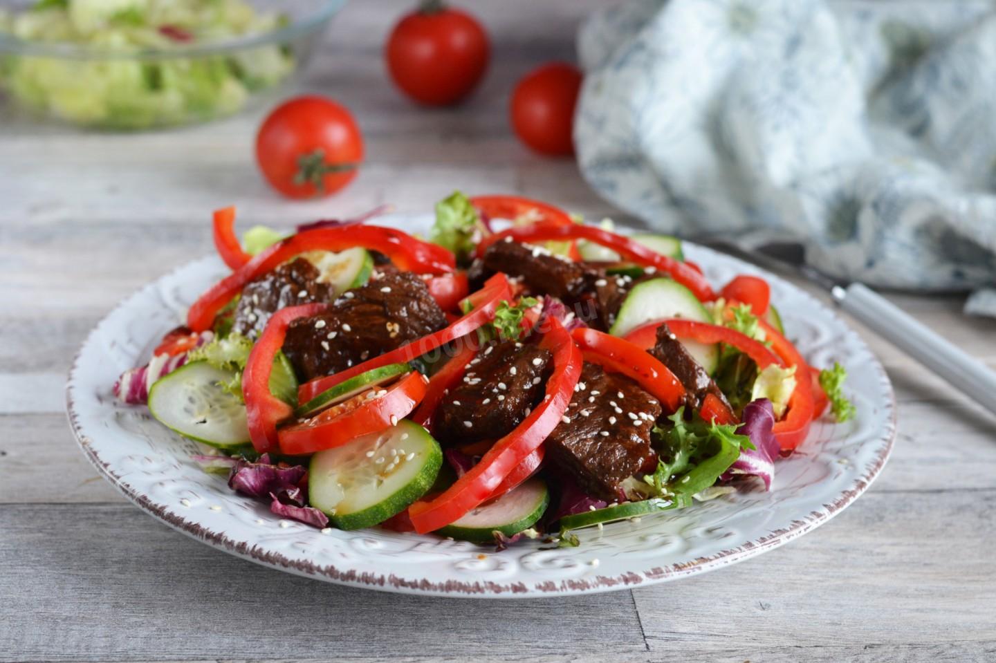 Обложка рецепта Салат с жареной говядиной с кунжутом и перцем