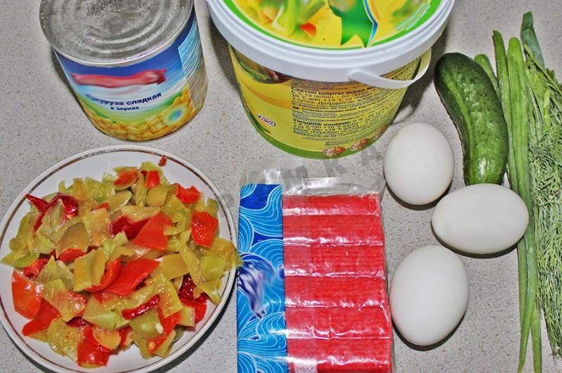 Шаг 1 приготовления Салат Мозаика с крабовыми палочками