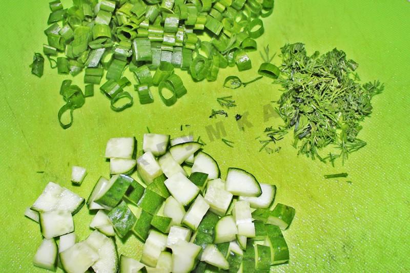 Шаг 4 приготовления Салат Мозаика с крабовыми палочками