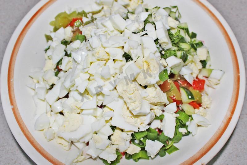 Шаг 5 приготовления Салат Мозаика с крабовыми палочками
