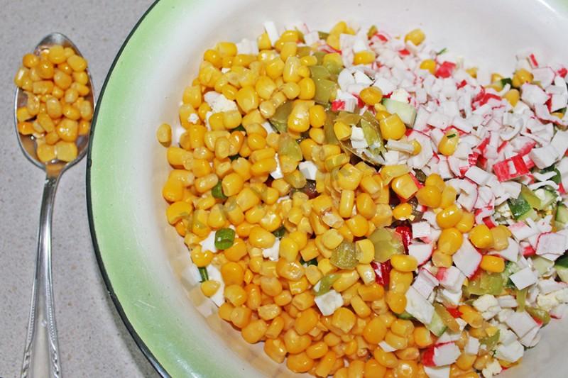 Шаг 6 приготовления Салат Мозаика с крабовыми палочками