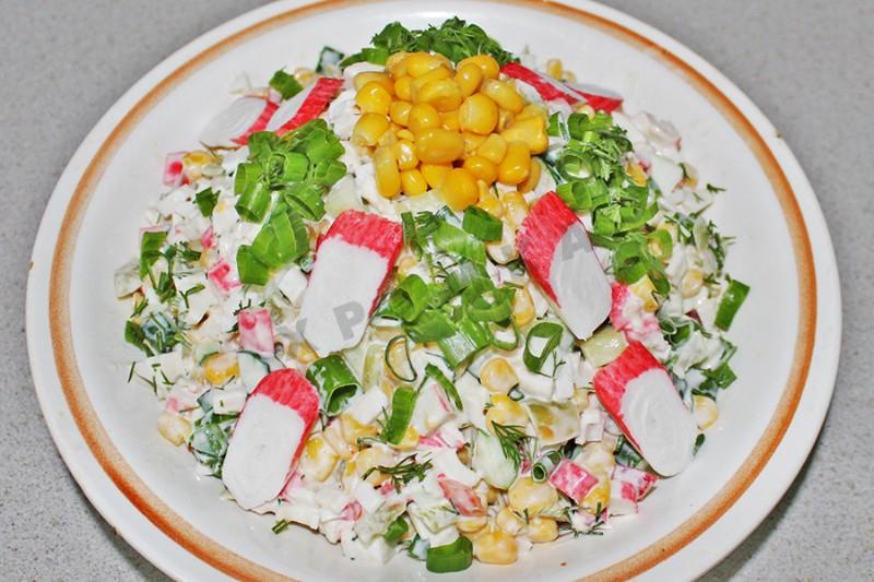 Шаг 8 приготовления Салат Мозаика с крабовыми палочками