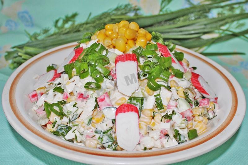 Шаг 9 приготовления Салат Мозаика с крабовыми палочками