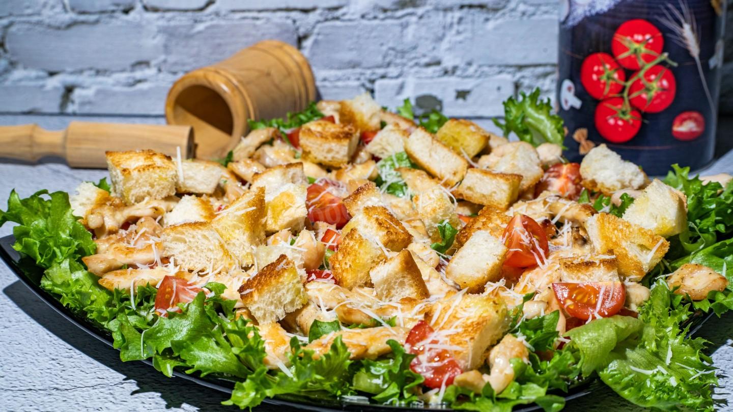Обложка рецепта Салат Цезарь с курицей и сухариками под соусом