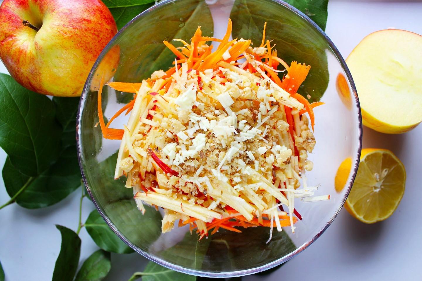 Шаг 7 приготовления Салат из сырой свеклы с морковью яблоками и орехами