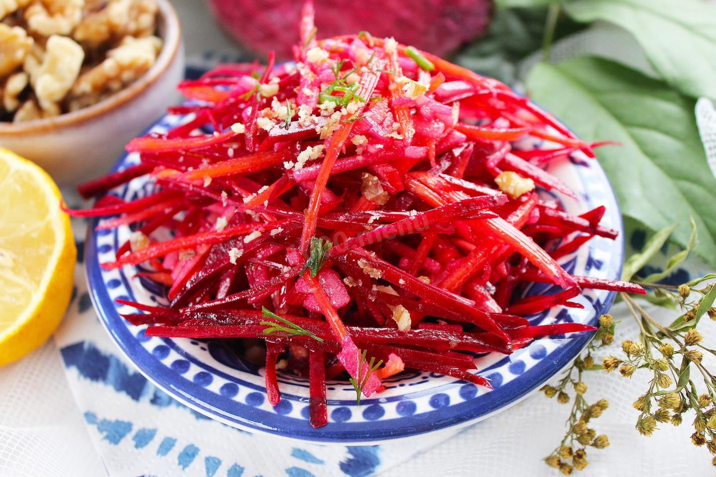 Шаг 9 приготовления Салат из сырой свеклы с морковью яблоками и орехами