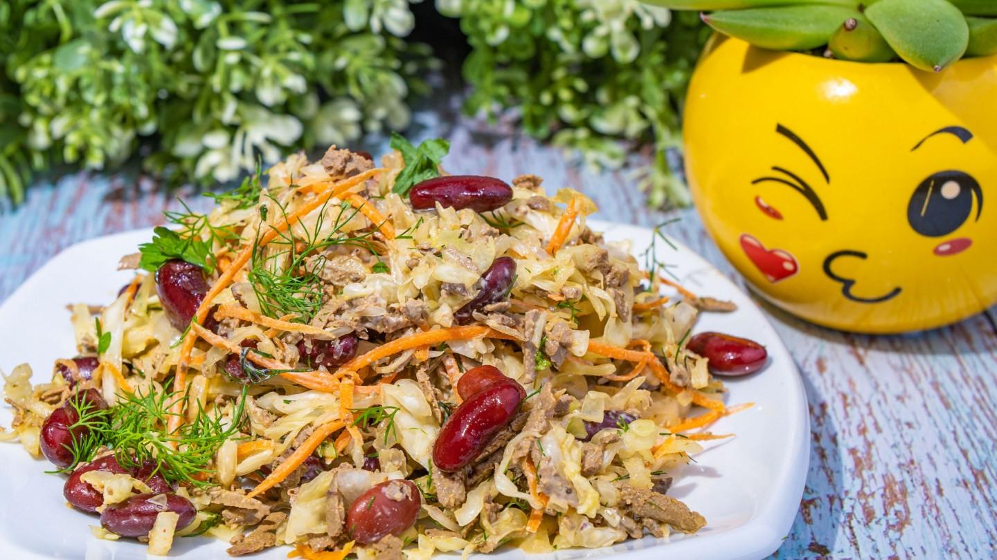 Шаг 11 приготовления Печеночный салат с фасолью и капустой