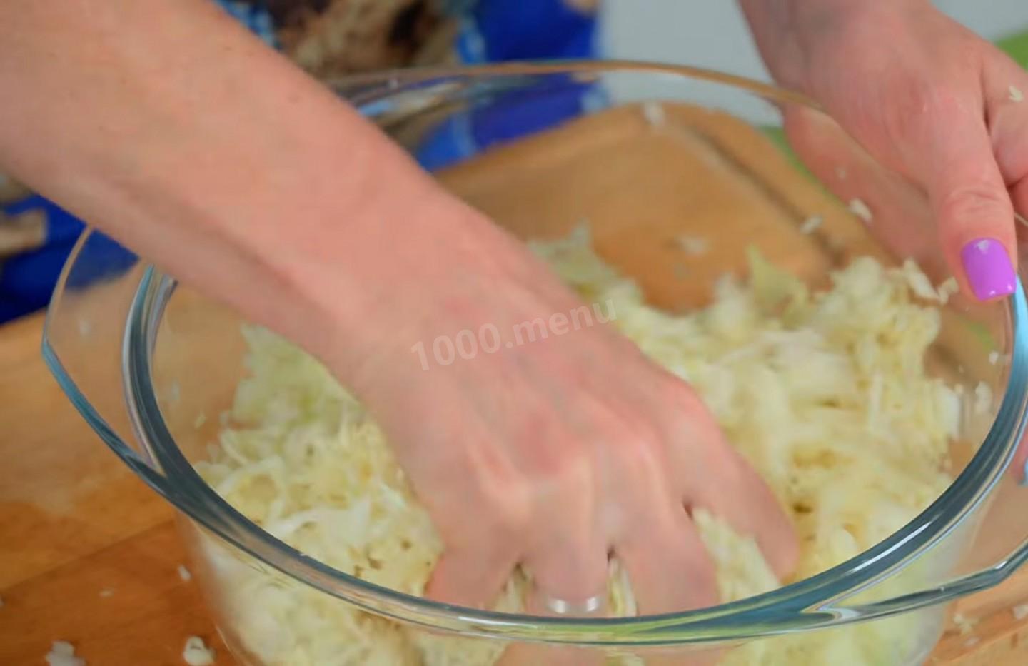 Шаг 4 приготовления Печеночный салат с фасолью и капустой