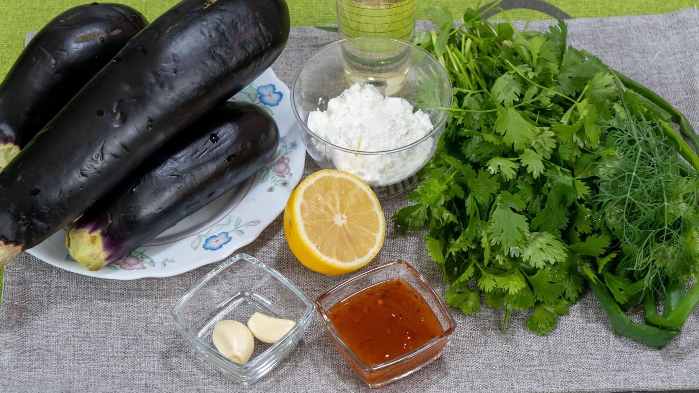 Шаг 1 приготовления Салат из жареных кубиками баклажанов кинзой и чесноком