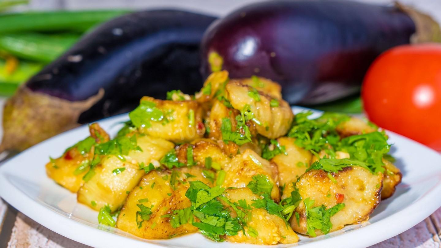 Шаг 11 приготовления Салат из жареных кубиками баклажанов кинзой и чесноком