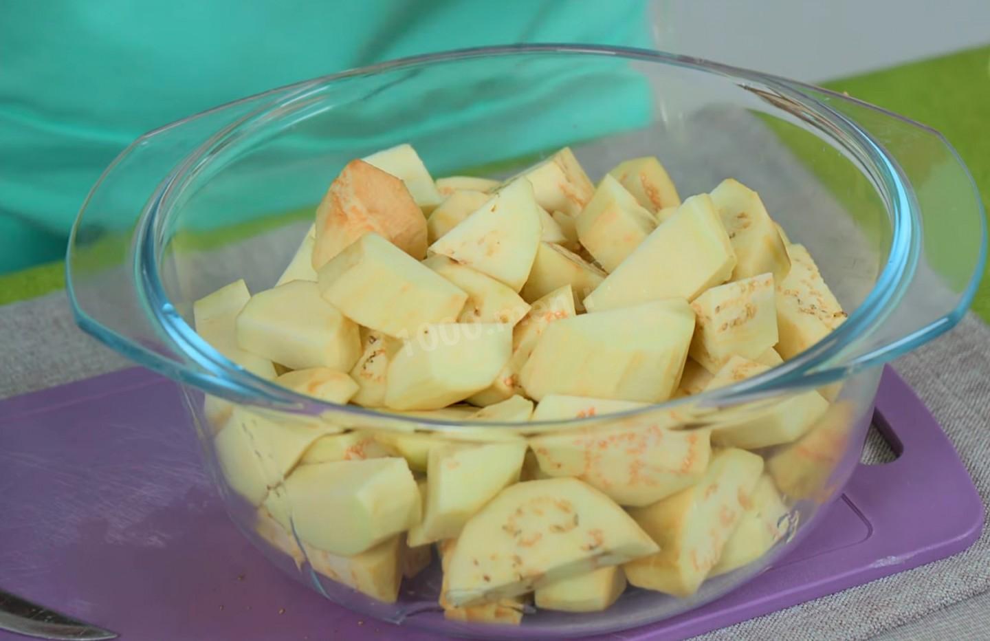 Шаг 2 приготовления Салат из жареных кубиками баклажанов кинзой и чесноком