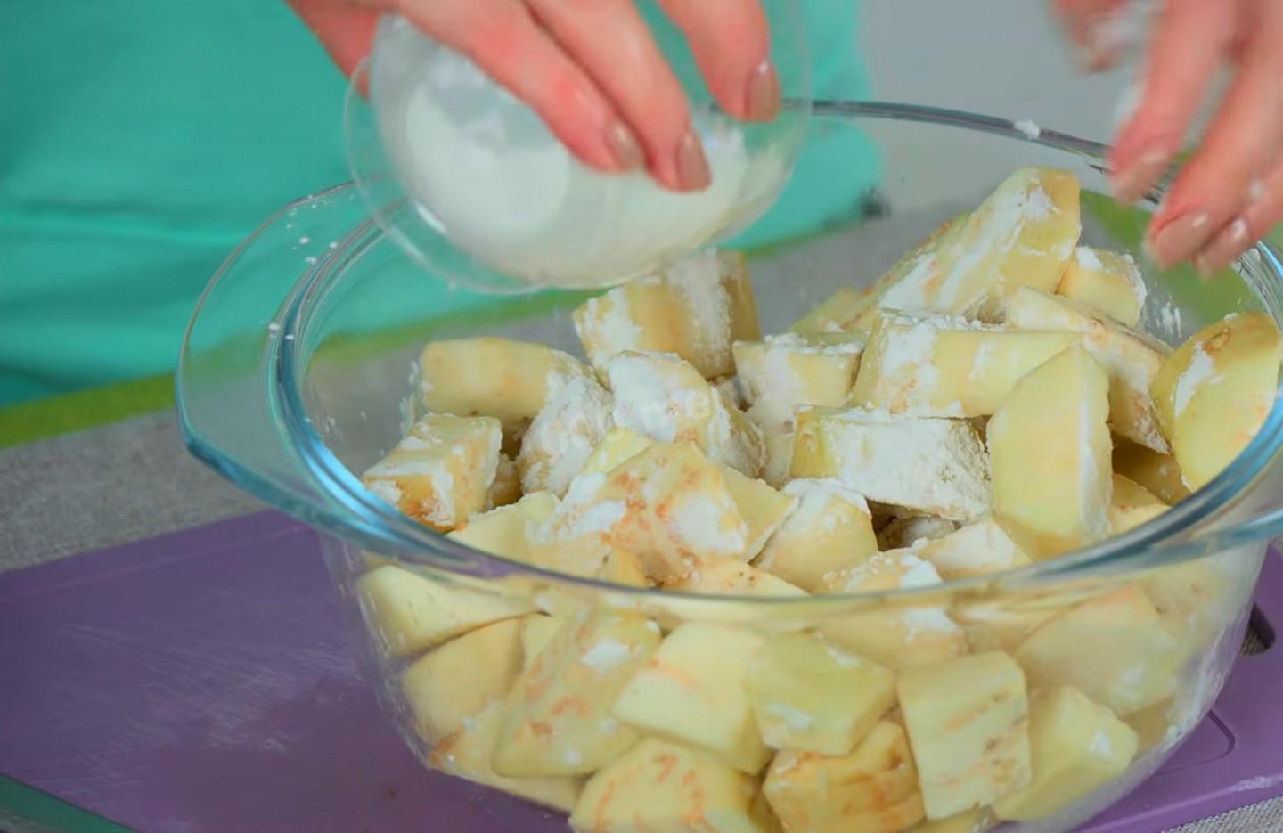Шаг 3 приготовления Салат из жареных кубиками баклажанов кинзой и чесноком
