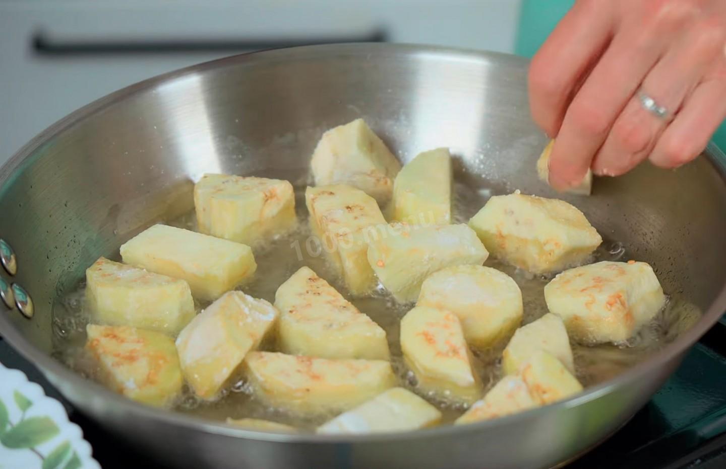 Шаг 4 приготовления Салат из жареных кубиками баклажанов кинзой и чесноком