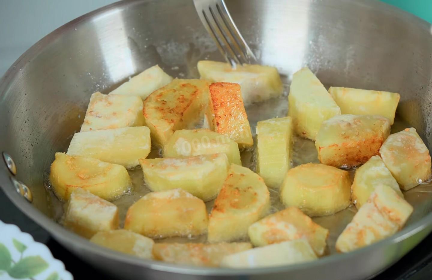 Шаг 5 приготовления Салат из жареных кубиками баклажанов кинзой и чесноком