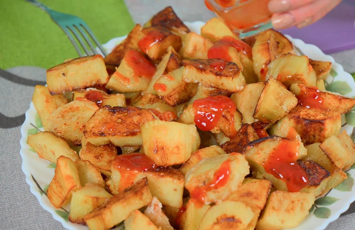 Шаг 6 приготовления Салат из жареных кубиками баклажанов кинзой и чесноком