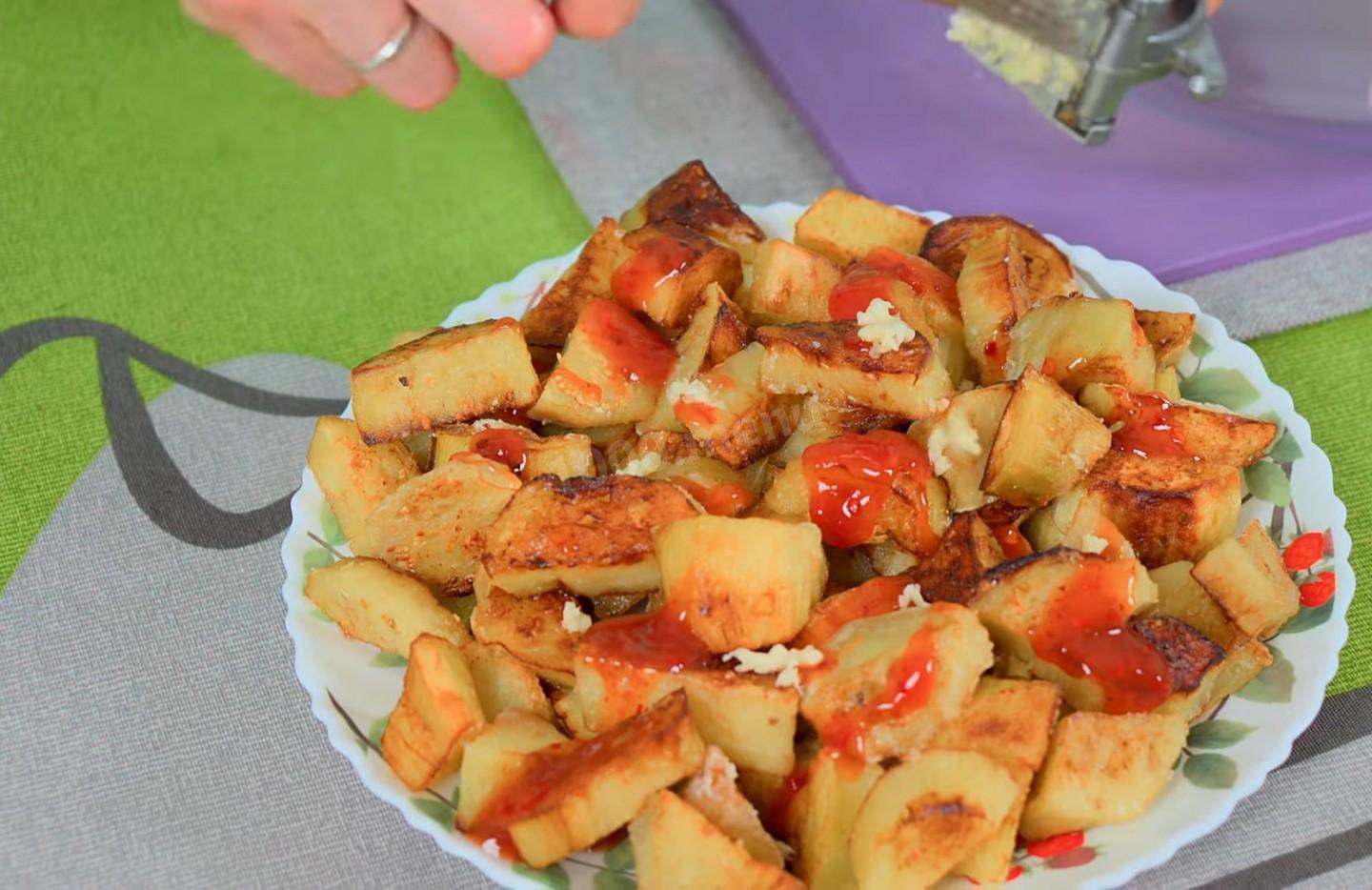 Шаг 7 приготовления Салат из жареных кубиками баклажанов кинзой и чесноком