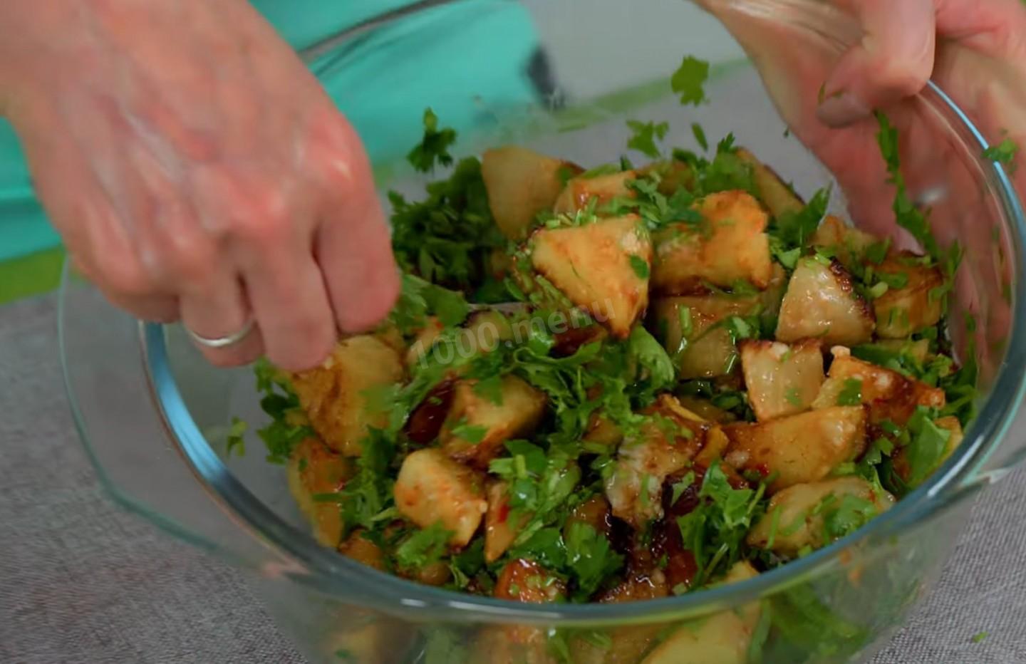 Шаг 9 приготовления Салат из жареных кубиками баклажанов кинзой и чесноком