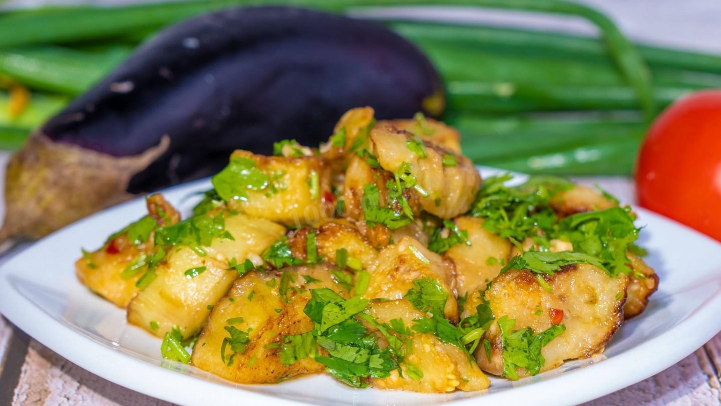 Обложка рецепта Салат из жареных кубиками баклажанов кинзой и чесноком