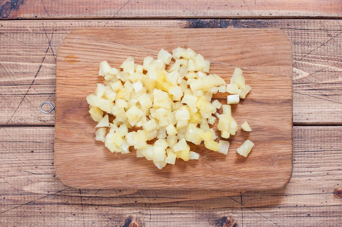 Шаг 4 приготовления Смешанный салат с филе курицы грецким орехом и майонезом