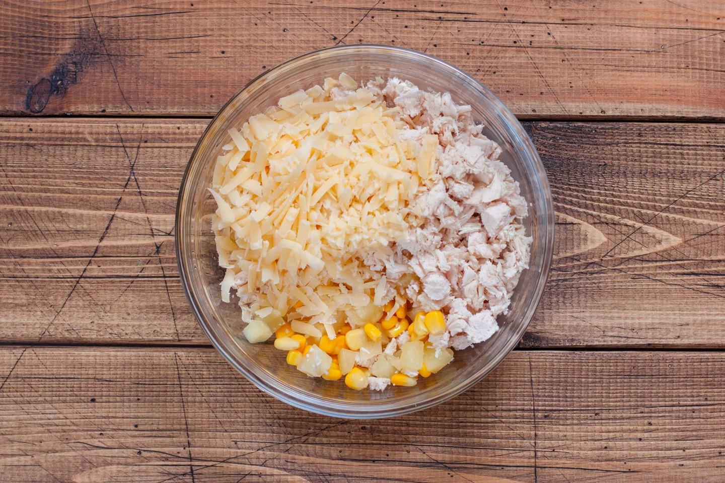 Шаг 6 приготовления Смешанный салат с филе курицы грецким орехом и майонезом