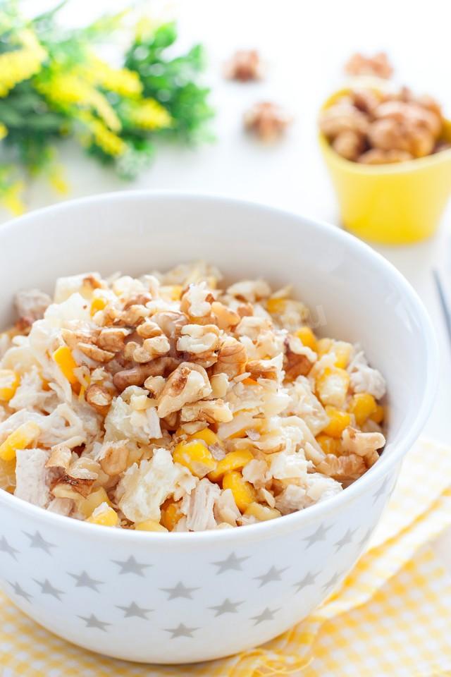 Шаг 8 приготовления Смешанный салат с филе курицы грецким орехом и майонезом
