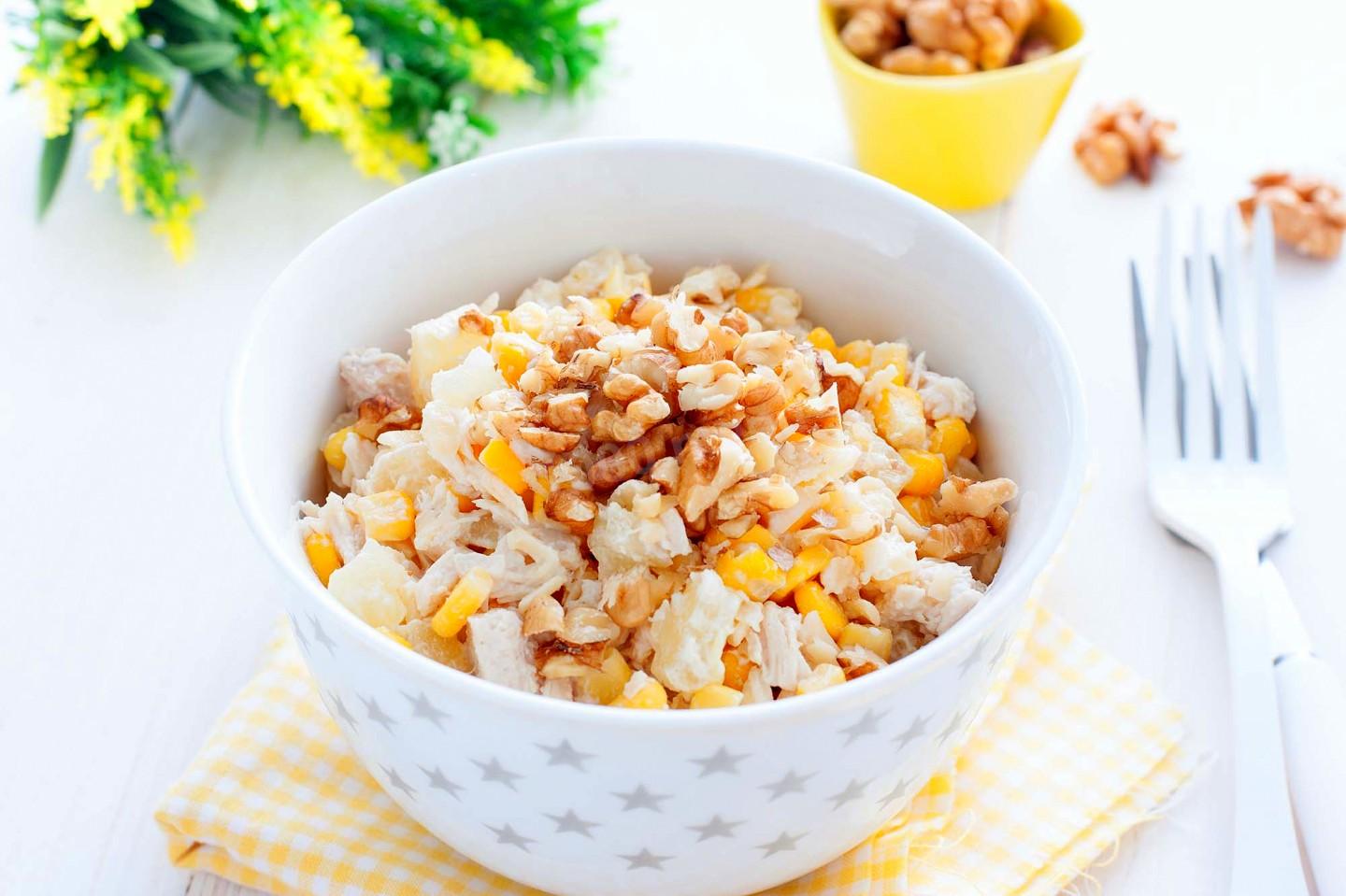 Обложка рецепта Смешанный салат с филе курицы грецким орехом и майонезом