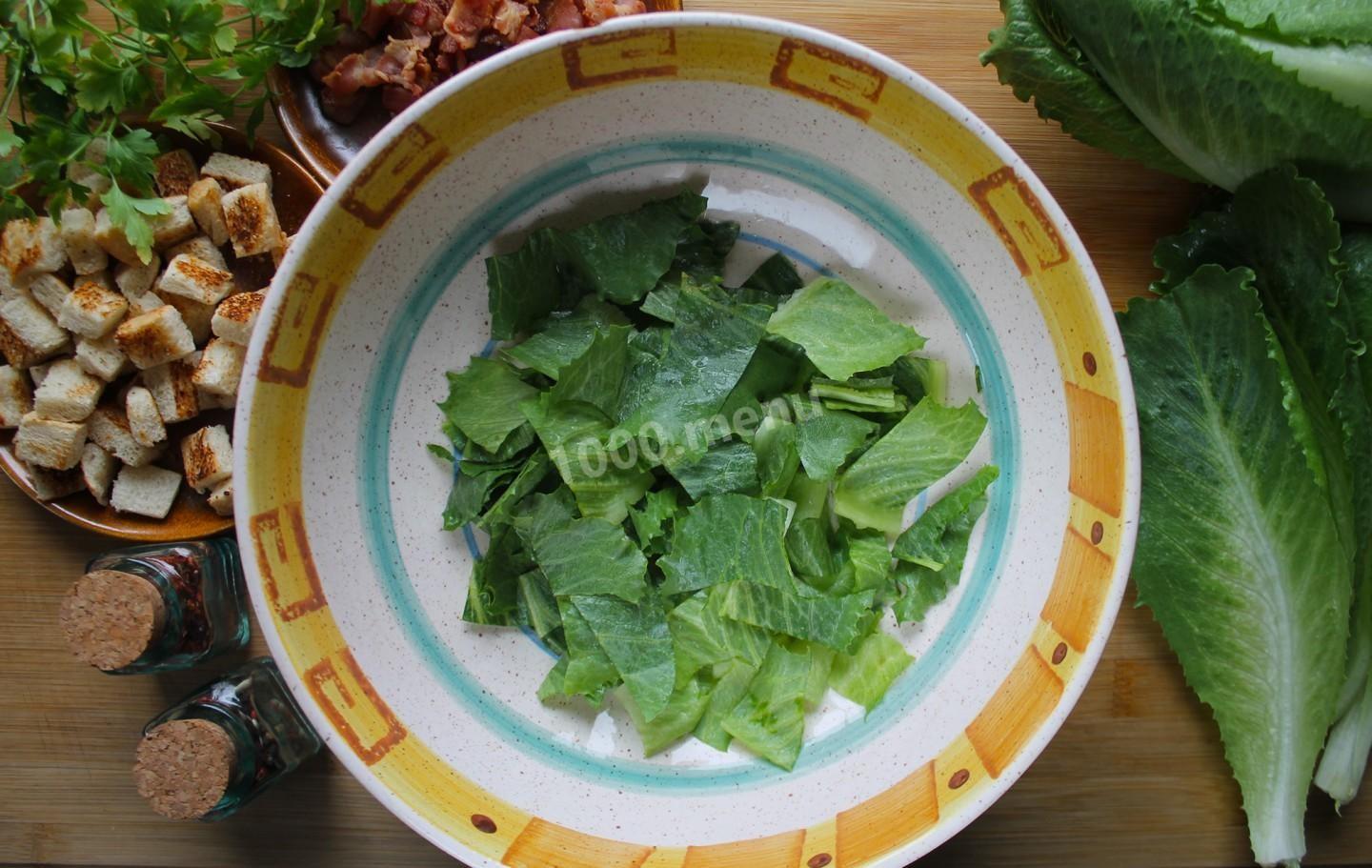 Шаг 5 приготовления Салат с Ромэном, беконом и яйцами