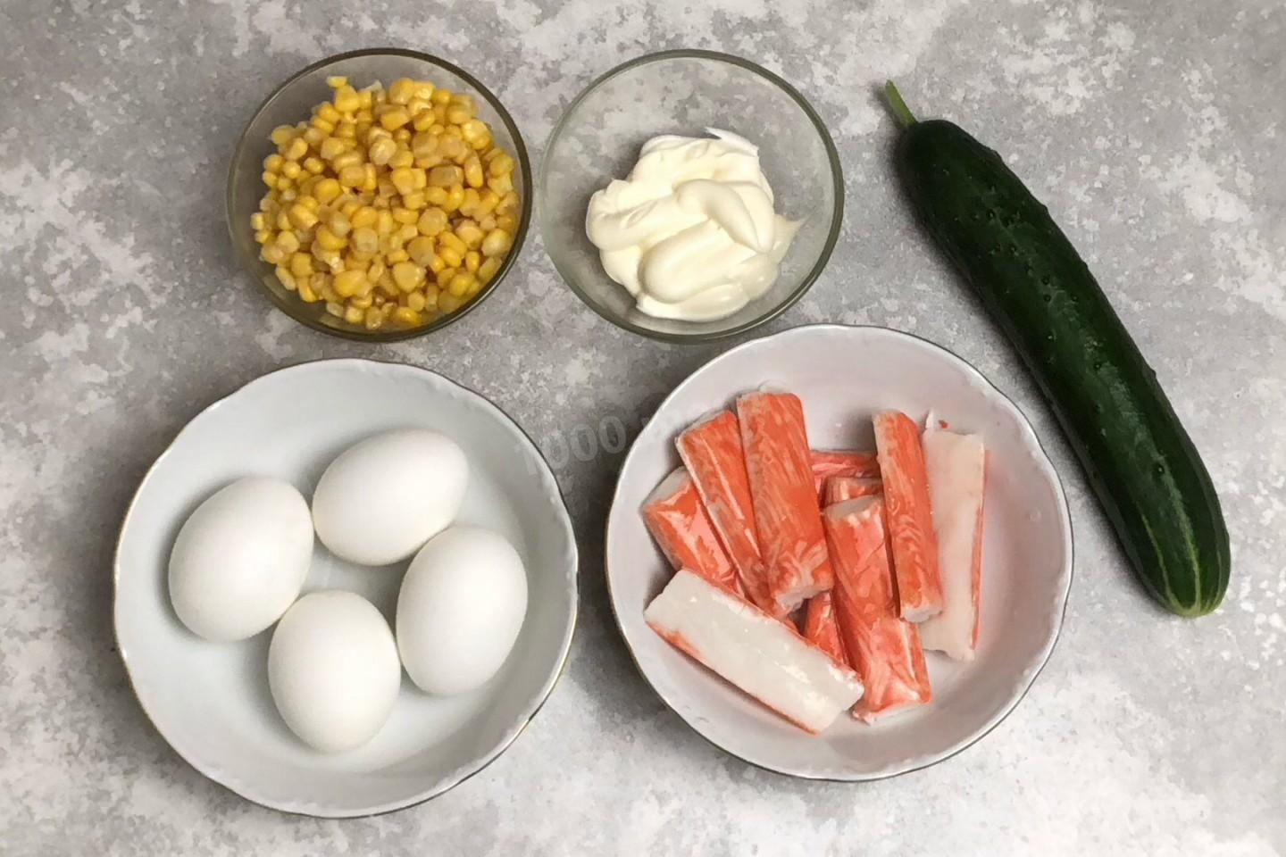 Шаг 1 приготовления Салат из крабовых палочек с кукурузой без риса