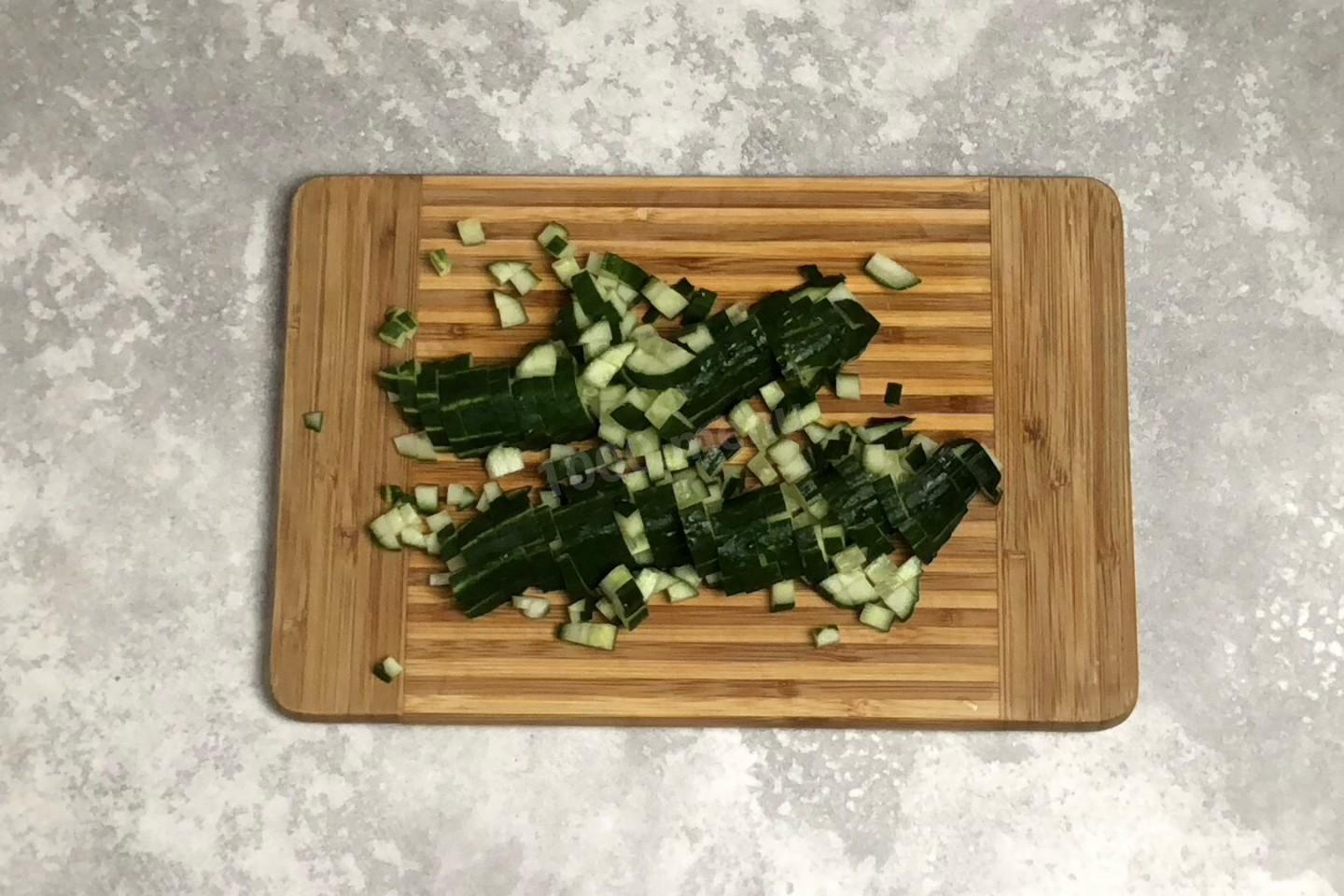 Шаг 2 приготовления Салат из крабовых палочек с кукурузой без риса