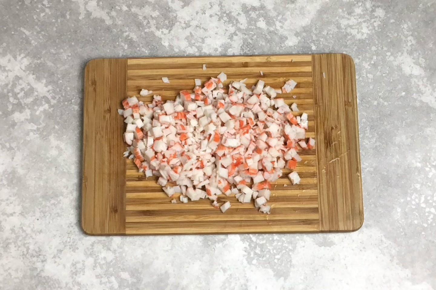 Шаг 3 приготовления Салат из крабовых палочек с кукурузой без риса
