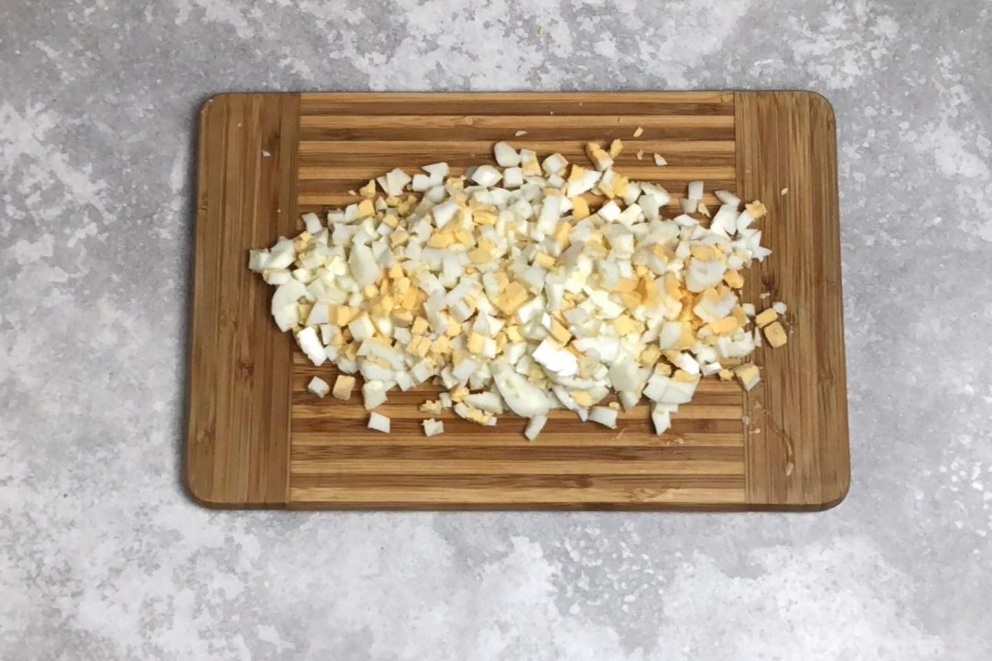Шаг 4 приготовления Салат из крабовых палочек с кукурузой без риса