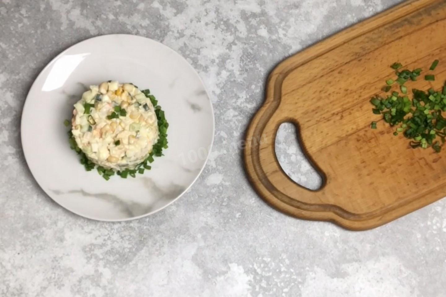Шаг 6 приготовления Салат из крабовых палочек с кукурузой без риса