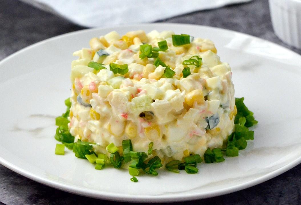 Обложка рецепта Салат из крабовых палочек с кукурузой без риса
