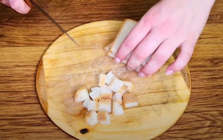 Шаг 1 приготовления Салат Цезарь с курицей и соусом