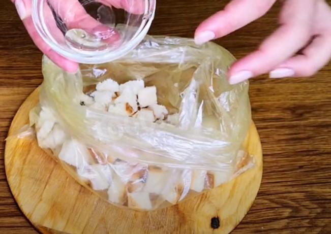 Шаг 2 приготовления Салат Цезарь с курицей и соусом