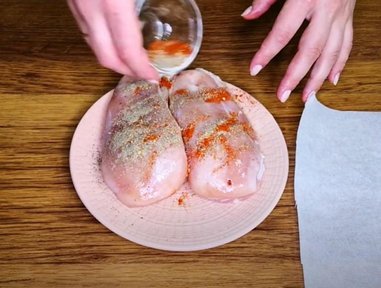 Шаг 3 приготовления Салат Цезарь с курицей и соусом