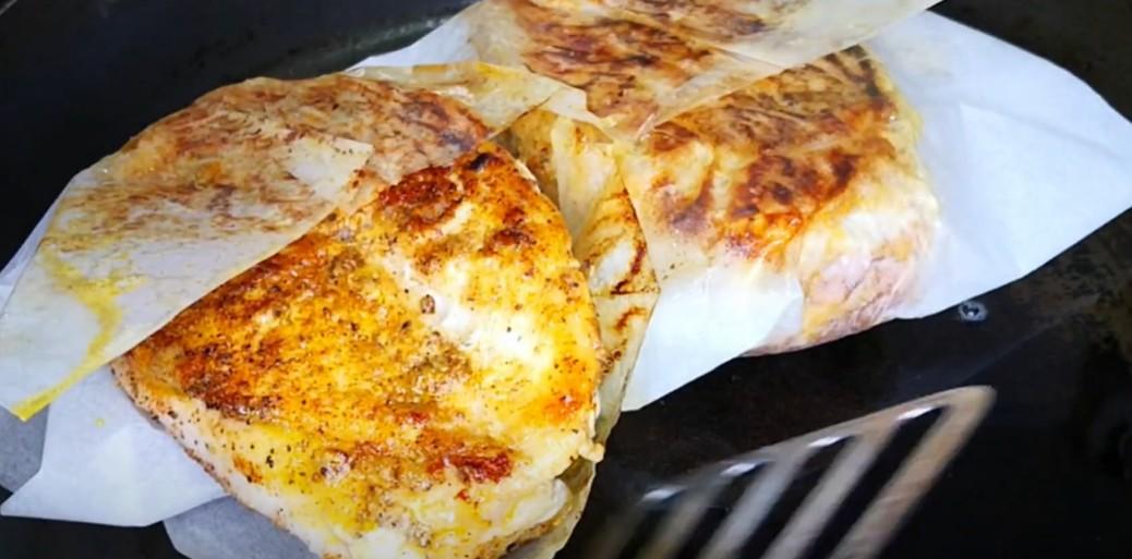 Шаг 4 приготовления Салат Цезарь с курицей и соусом