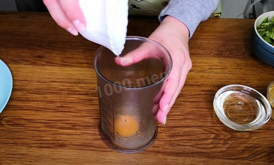 Шаг 5 приготовления Салат Цезарь с курицей и соусом