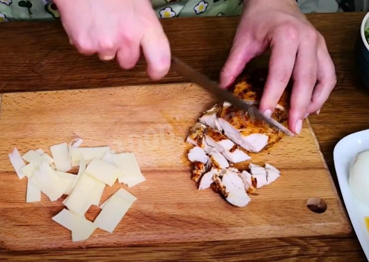 Шаг 6 приготовления Салат Цезарь с курицей и соусом