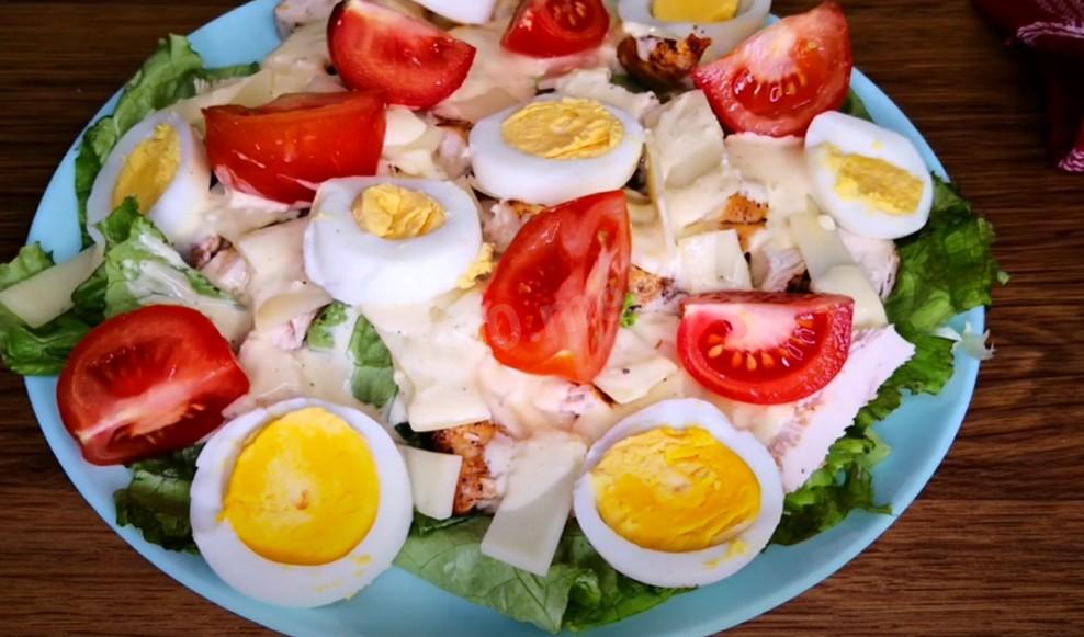 Шаг 7 приготовления Салат Цезарь с курицей и соусом