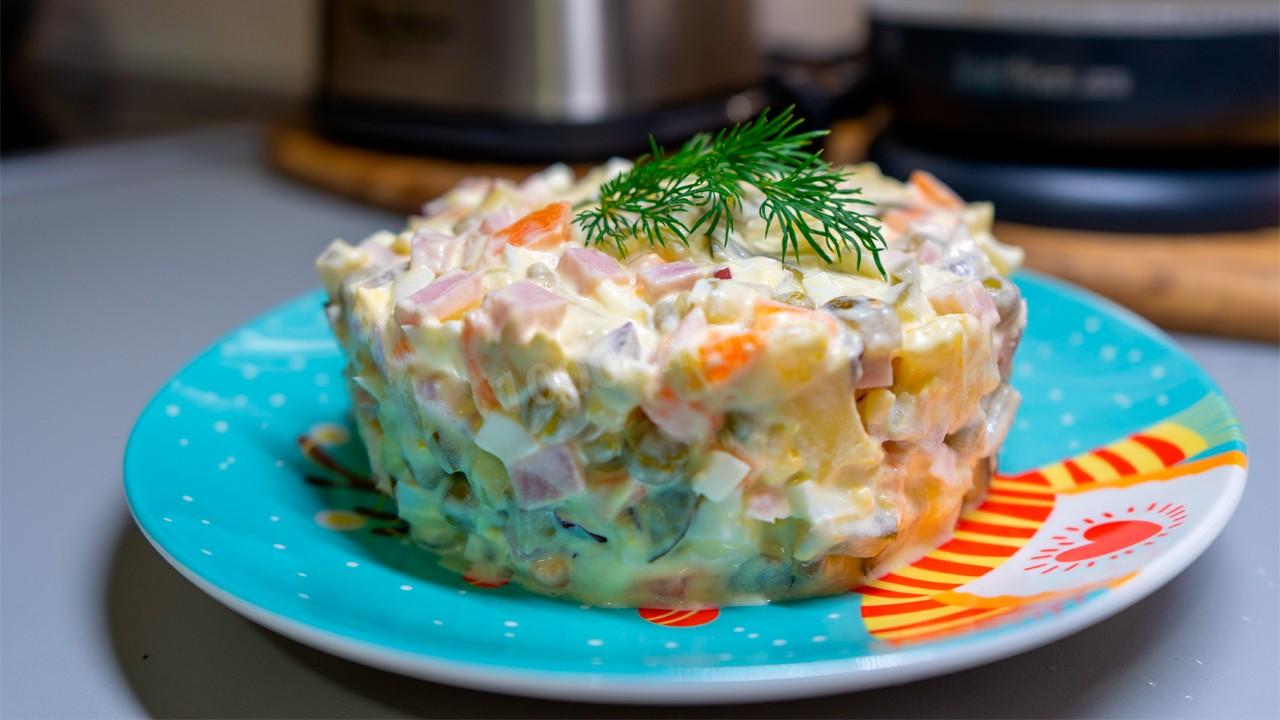 Обложка рецепта Салат Оливье с ветчиной и огурцами