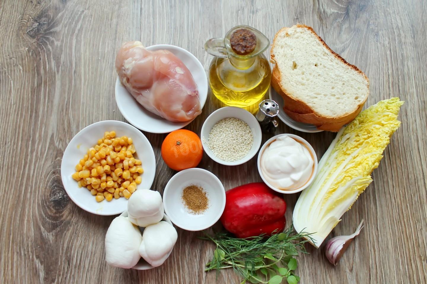 Шаг 1 приготовления Салат Ревнивец с моцареллой, сухариками и мандаринами