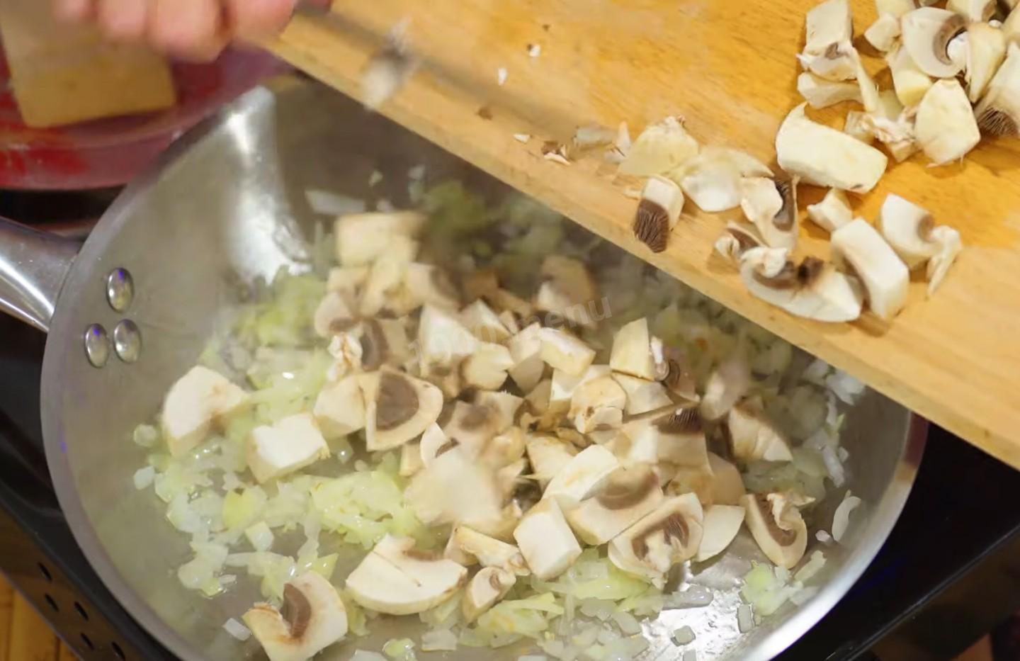 Шаг 12 приготовления Салаты из куриной грудки с ананасами, шампиньонами  и сыром