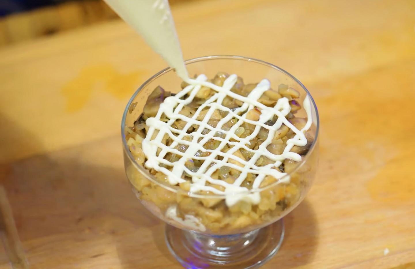Шаг 16 приготовления Салаты из куриной грудки с ананасами, шампиньонами  и сыром